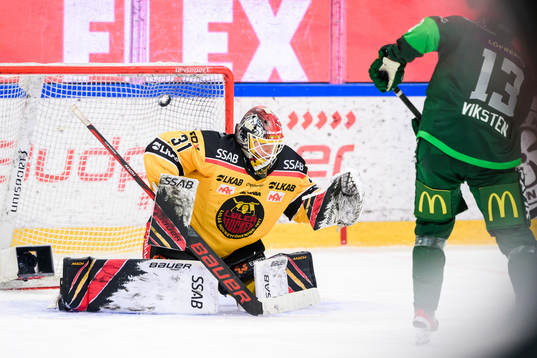 Färjestads Daniel Viksten skjuter mål på Luleås