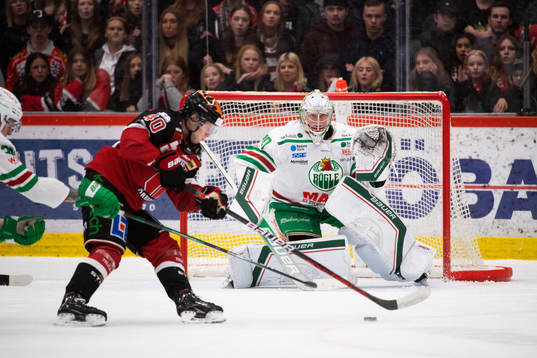 Örebros Elias Ekström och Rögles målvakt Calle Clang