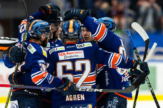 Växjös Lukas Bengtsson jublar med lagkamrater