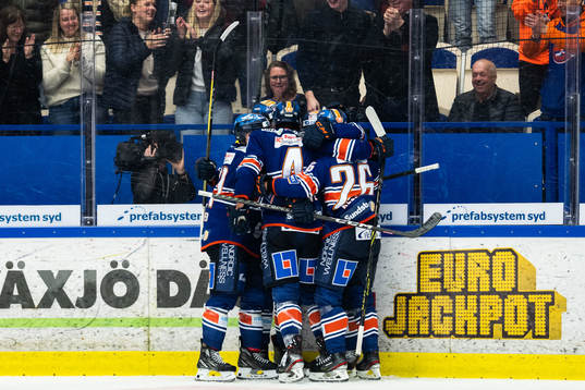 Växjös Glenn Gustafsson jublar med lagkamrater