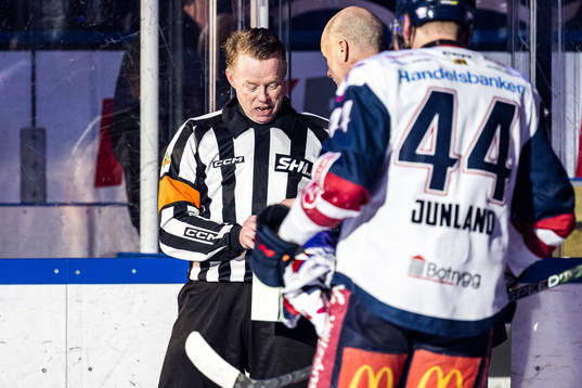 Domare Pehr Claesson tackas av