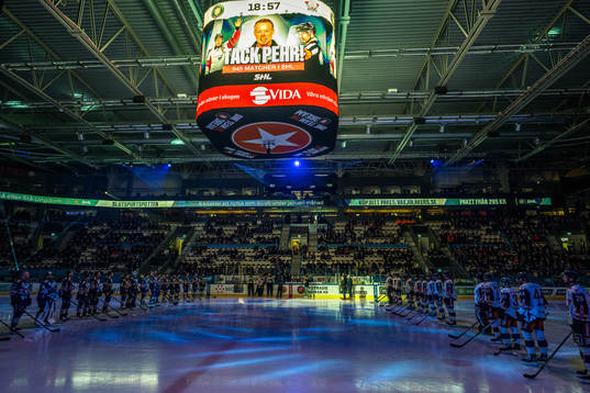 Domare Pehr Claesson tackas av