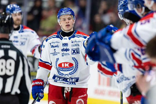 Oskarshamns Antti Suomela jublar med lagkamrater