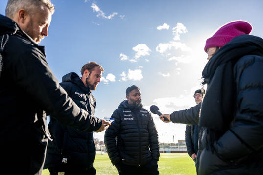 Tillfälliga huvudtränarna William Lundin och Alexander Tengryd pratar med media