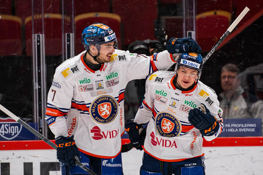 Växjös Victor Stjernborg jublar med Hardy Häman Aktell