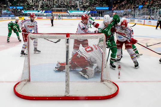 Timrås Axel Rindell och Tim Erixon kamp med Rögles Oskar