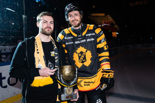 Skellefteås Tom Kühnhackl tar emot ”Pontus Petterström