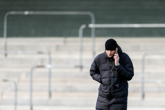Assisterande sportchef Ola Toivonen pratar i telefon