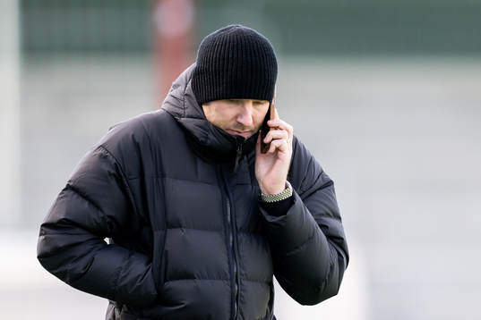 Assisterande sportchef Ola Toivonen pratar i telefon