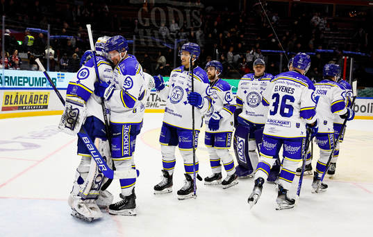 Leksands spelare jublar och tackar målvakt Mantas Armalis