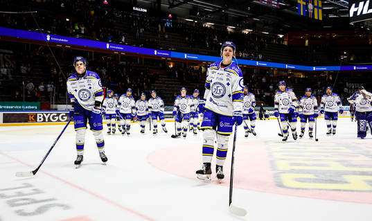 Leksands spelare med Lian Bichsel och Anton Johansson jublar