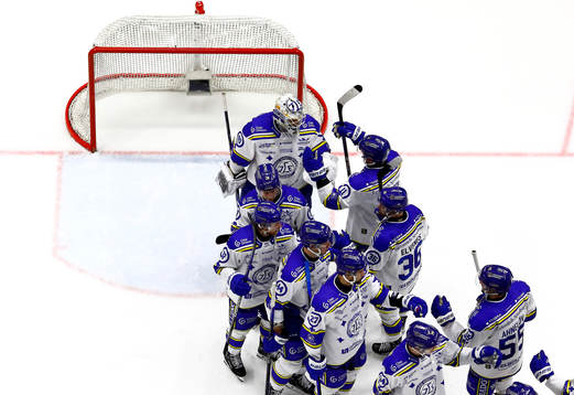 Leksands spelare jublar och tackar målvakt Mantas Armalis