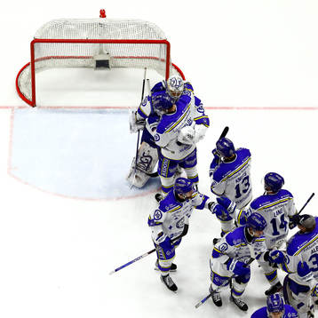 Leksands spelare jublar och tackar målvakt Mantas Armalis