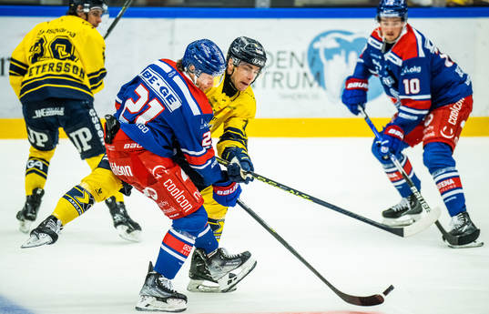Oskarshamns Myles Powell och HV71s Radan Lenc