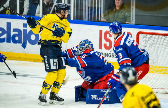 HV71s Nicholas Shore och Oskarshamns målvakt Joe Cannata