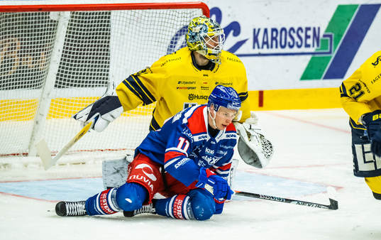 HV71s målvakt Joni Ortio och Oskarshamns Antti Suomela