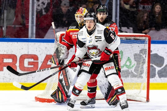 Malmö Redhawks Theodor Johnsson framför Luleås Jonathan