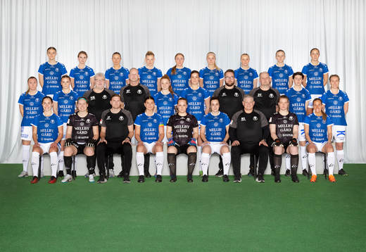  Matilda Andersson, Rio Strand, Elina Lenir, Jennifer Lilliehöök, Ebba Jahnfors, Lova Sternfeldt, Clara Rengbo, Johanna Lindblom, Tilde Olsson. Mittenledet från vänster: Linnea Prambrandt, Alice Egnér, Assisterande Tränare: Hans Malmgren, Fysio: Robert Prytz, Emelie Nilsson, Ella Degerstedt, Målvaktstränare: Axel Szabo, Materialare: Danny Viladsen, Irmeli Jonsson, Viktoria Persson. Sittande från vänster: Elisa Lang Nilsson, Jennifer Wandt, Huvudtränare: Joakim Felldin, Saga Ollerstam, Erika R. Nykjaer, Edina Filekovic, Assisterande tränare: Magnus Säll, Emma Svensson, Hanna Persson.