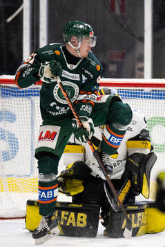 Kristianstads Malte Sjögren framför Västerås målvakt