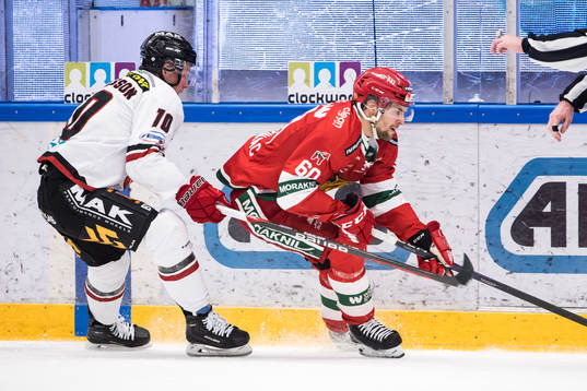 Vita Hästens Jesper Samuelsson och Moras Kalle Miketinac