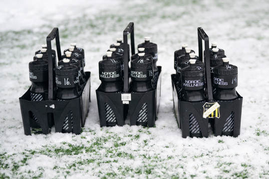 vattenflaskor i snö