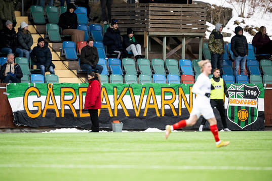 en Banderoll för GAIS supporterklubb Gårdakvarnenunder träningsmatchen i fotboll mellan GAIS och Helsingborg den 11 mars 2023 i Göteborg. 
