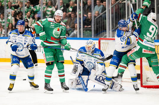 Rögles Dennis Everberg och Adam Tambellini oroar framför Leksands Mikael Ruohomaa , målvakt Mantas Armalis och Olle Alsing