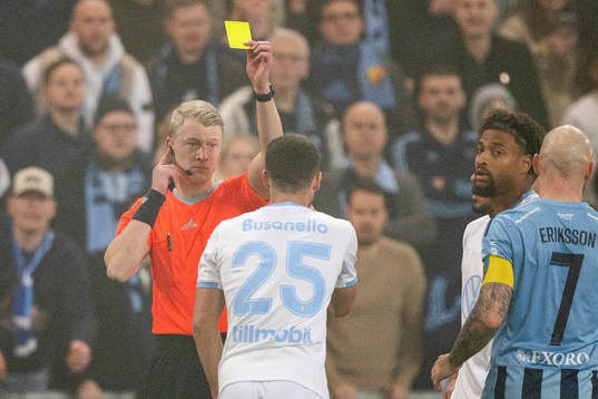 Malmö FFs Gabriel Busanello får en varning av Domare Adam Ladebäck