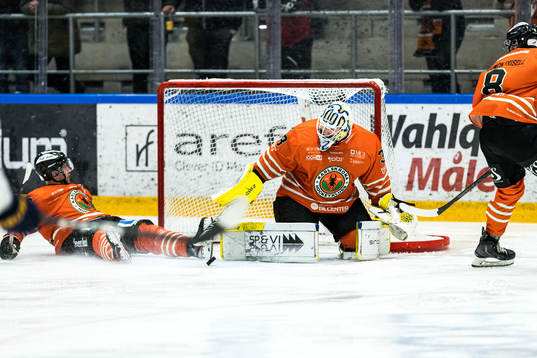 Karlskronas Alexander Bergström, målvakt Viktor Kokman