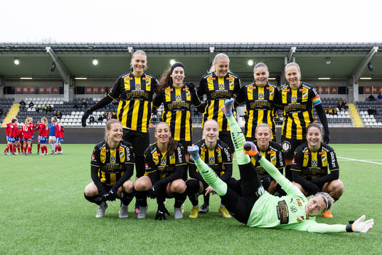 Häckens startelva poserar för en lagbild