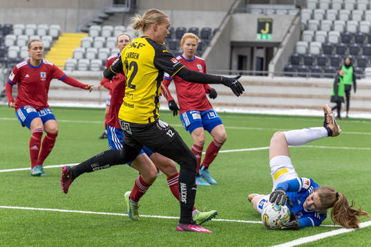 Vittsjös målvakt Elaine Burdett och Häckens Stine Larsen