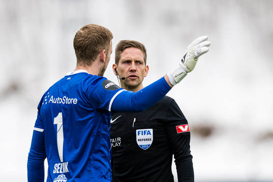 Egil Selvik of Haugesund and Espen Andreas Eskås, referee,