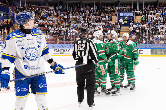 Rögles spelare jublar efte reduceringen 2-1 av Rögles