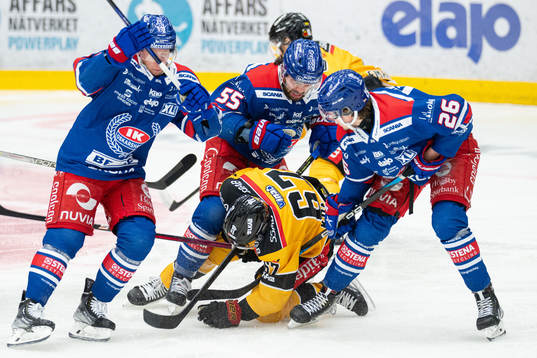 Luleås Konstantin Komarek i en kamp mot Oskarshamns Myles