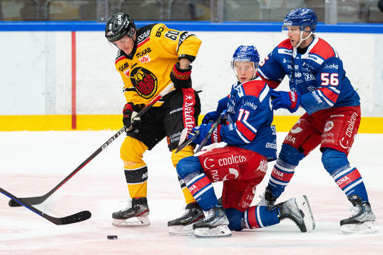 Luleås Julius Honka i en kamp mot Oskarshamns Antti