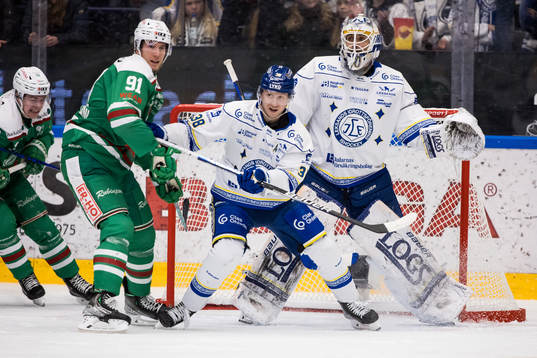 Rögles Adam Tambellini och Leksands Olle Alsing och Leksands målvakt Mantas Armalis