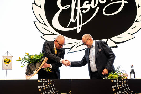Mötessekreterare Anders Segerblom och mötesordförande Per-Olof Höög tackar varandra