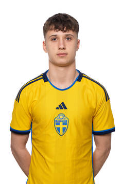 Kenan Busuladzic i P16-landslaget poserar för porträtt den 14 mars 2023 i Stockholm. 