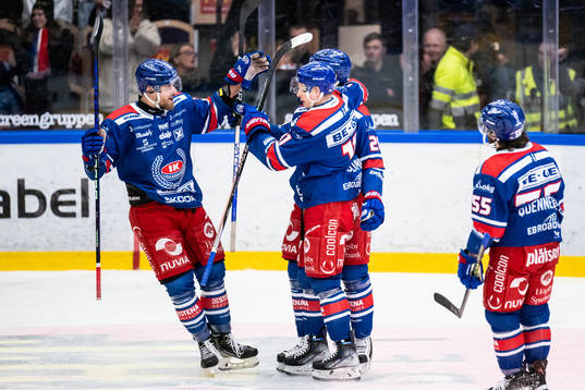 Oskarshamns Antti Suomela jublar med lagkamrater