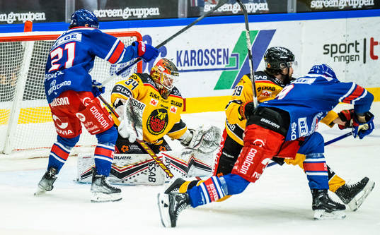 Oskarshamns Myles Powell och Luleås målvakt Joel