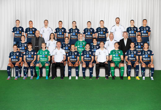  Emma Östlund, Cathinka Tandberg, Målvaktstränare Fredrik Wiklund, Johanna Svedberg, Leona Özdemir, Delaney Baie Pridham, Frida Elofsson, fysioterapeut Mattias Karlén, Johanna Alm, Lisa Björk. Mittenledet från vänster: Michelle de Jongh, klubbdirektör Jan Andersson, idrottspsykologisk rådgivare Erica Hellberg, Felicia Saving, Clara Wiklund, Yuka Momiki, lagledare Rolf ”Loben” Gustavsson, vice ordförande Ingvar Gustavsson, Amanda Rantanen. Sittande från vänster: Cornelia Kapocs, Saori Takarada, Cajsa Andersson, chefstränare Andrée Jeglertz, Olga Ahtinen, Emma Lennartsson, assisterande tränare Jesper Ny, Lovisa Koss, Nellie Karlsson, Stina Lennartsson.