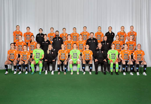  Amanda Andradottir, Carly Wickenheiser, Lagledare Isabella Sjöstedt, Tilda Persson, Kajsa Törnkvist, Emma Petrovic, Tabitha Tindell, Tilda Sandén, Läkare Marie Ramlund, Emelía Óskarsdóttir, Elin Johansson. Mittenledet från vänster: Hlín Eiríksdóttir, Josefin Harrysson, Fysioterapeut Frida Berlin, Målvaktstränare Bojan Jovic, Alice Nordenberg, Jordan Brewster, Assisterande tränare Daniel Angergård, Fystränare Gudrun Sturlaugsdottir, Maja Wangerheim, Julia Andersson. Sittande från vänster: Evelyne Viens, Emmi Alanen, Moa Olsson, Tränare Elísabet Gunnarsdóttir, Sheila van den Bulk, Melina Loeck, Alice Nilsson, Assisterande tränare Alexander Fridlund, Emmy Thyberg, Mia Carlsson, Therese Ivarsson.