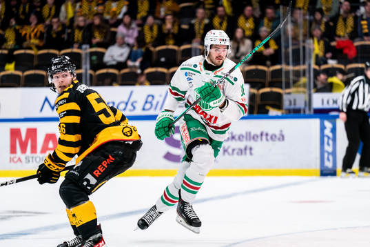 Skellefteå AIKs Anton Olsson och Rögles Dennis Everberg