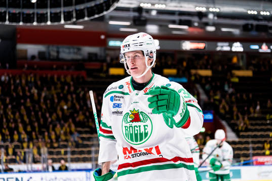 Rögles Adam Edström jublar