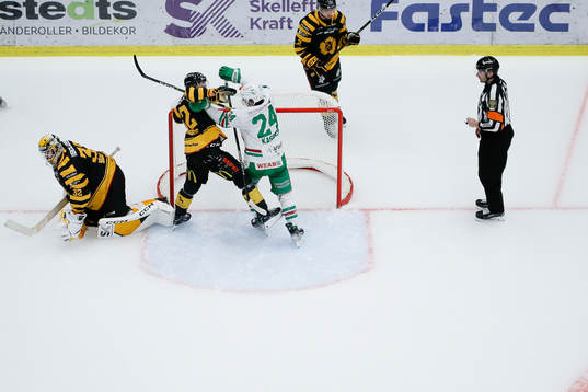 Skellefteå AIKs Arvid Lundberg och Rögles Marco Kasper