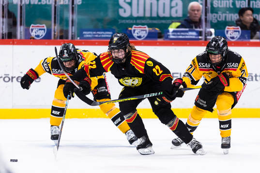 Brynäs Hanna Thuvik i kamp om pucken med Luleås Josefine