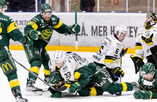 Björklövens Nicholas Schilkey och Västerås Oliver Bohm