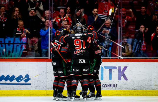 Örebros Oliver Eklind gör 1-0 och jublar med Kristian