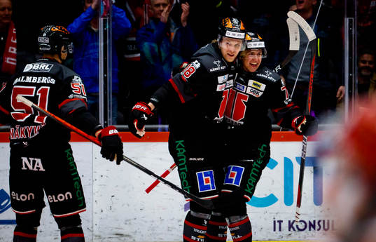 Örebros Oliver Eklind gör 1-0 och jublar med Kristian