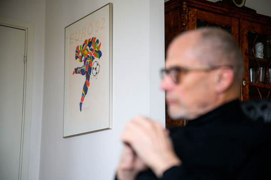Tavla för Fotbolls-EM 1992 bakom Lars-Christer Olsson den 17 mars 2023 i Lund. 